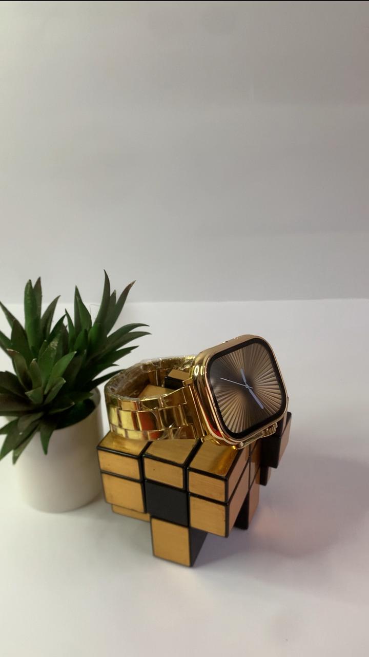 i20 Ultra Max Suite – Golden Smartwatch with EarPods & 7 Straps (2025 Edition)
